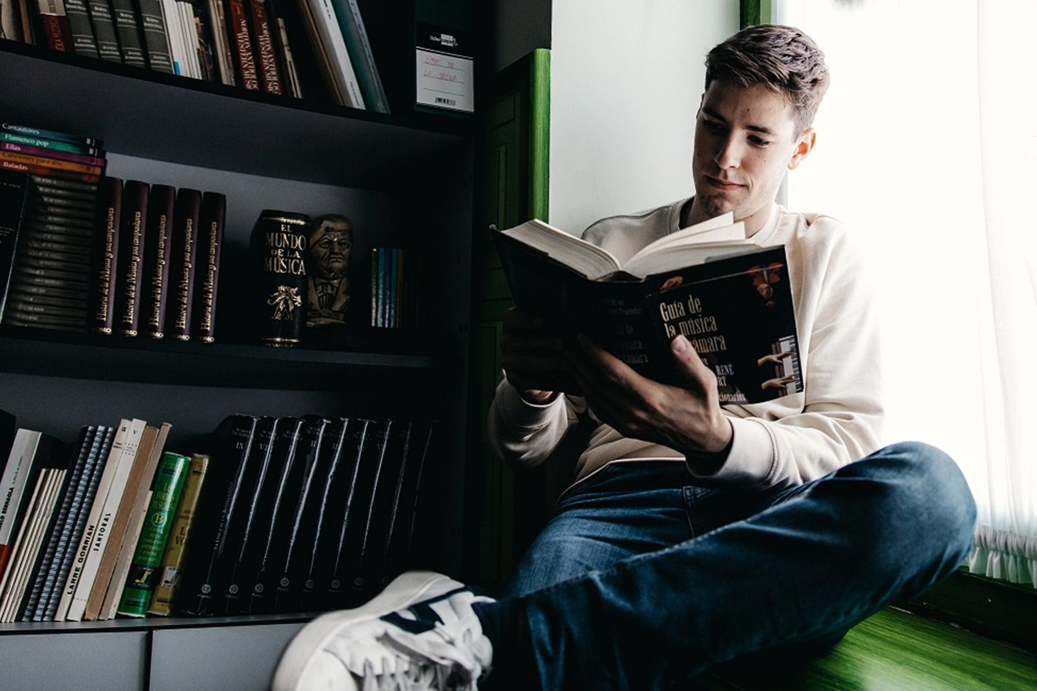alumno estudiando música en Gernika