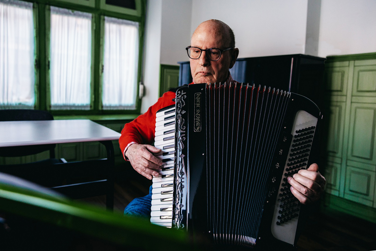 Alumno de acordeón en la escueka de música de Gernika